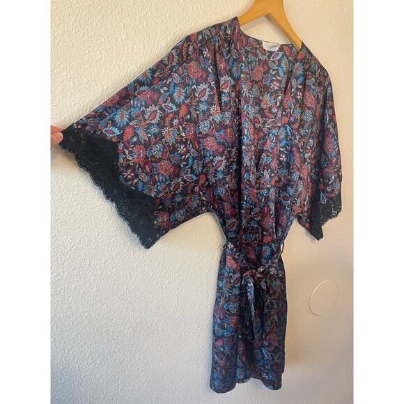 Fantasies by Morgan Taylor Black Floral W/ Lace Trim Short Robe One Size - Picture 2 of 13